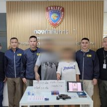 ปคบ.รวบสาวโพสต์ขายบุหรี่ไฟฟ้า ผัวตกใจกลัวโดนค้นบ้าน หิ้ว “ไอซ์-บ้า-ปืน” มอบตัวคาคอนโด