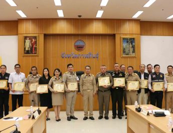 กาฬสินธุ์ ผู้ว่าฯกาฬสินธุ์มอบประกาศเกียรติคุณผู้การมนตรี “ผู้ที่มีแต่ให้” ร่วมป้องกันและลดอุบัติเหตุทางถนน