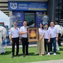 “แพนด้า สตูดิโอ น่าน” เปิดร้านอย่างเป็นทางการ เพื่อความต้องการใช้สิทธิโครงการ “ไทยช่วยไทย พลัส” โดยผู้คนยอมลงทุนซื้อโทรศัพท์เครื่องใหม่เพื่อดาวน์โหลดแอปพลิเคชัน “เป๋าตัง” จัดโปรแรงดาวน์เริ่มต้นเพียง 10% พร้อมของแถมกว่า 3,500 บาท