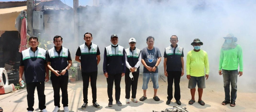 เทศบาลตำบลมวกเหล็ก สระบุรี นำทีมพ่นหมอกควันกำจัดยุงลายในชุมชนป้องกันใข้เลือดออก