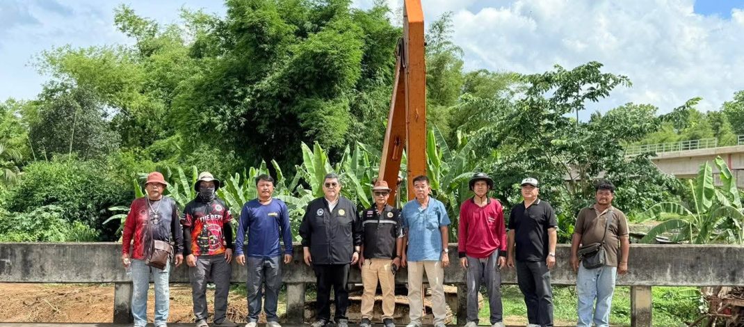 “นายกดำรงเกียรติ กิตติประภัสร์” ทต.เด่นชัยฯ ติดตามการขุดลอกสิ่งกีดขวางทางน้ำ บริเวณ สะพานหมู่ 3 หมู่ 6 และหกแยกบ้านแพะโรงสูบ