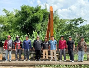 “นายกดำรงเกียรติ กิตติประภัสร์” ทต.เด่นชัยฯ ติดตามการขุดลอกสิ่งกีดขวางทางน้ำ บริเวณ สะพานหมู่ 3 หมู่ 6 และหกแยกบ้านแพะโรงสูบ