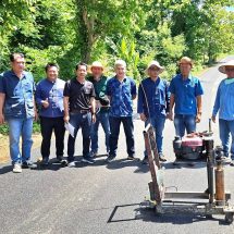 ขวัญใจมหาชน ! “สจ.บุญโชติ ยานสกุล” นำทีมจนท.กองช่าง อบจ.แพร่ ลงพื้นที่ขุดเจาะเทส ถนนแอสฟาสติก (ลาดยาง)สาย35 วัดห้วยแม่ต้า-แม่หลู้