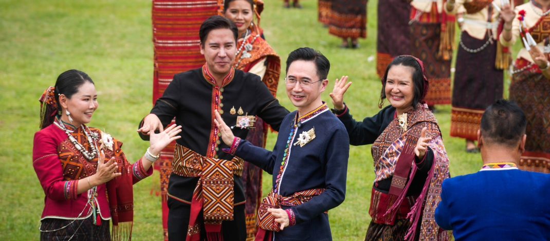 กาฬสินธุ์ ฟ้อนกระจาย “อ.เชน” รองนายกฯ สุดม่วนบั้งไฟผู้ไทยบ้านโพน