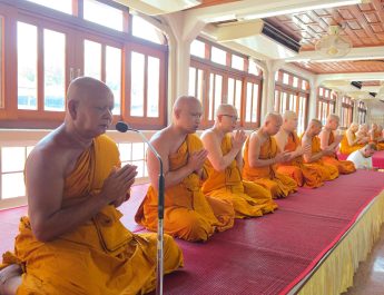 พุทธศาสนิกชนแห่ทำบุญวันวิสาขบูชา ณ วัดใหญ่ชัยมงคลวรวิหาร