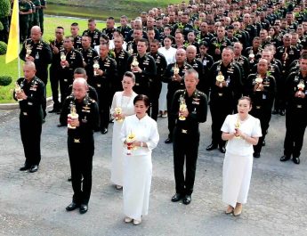 ลพบุรี ศูนย์การบินทหารบกสมโภชพระบรมสารีริกธาตุทำบุญเวียนเทียนวันวิสาขบูชา