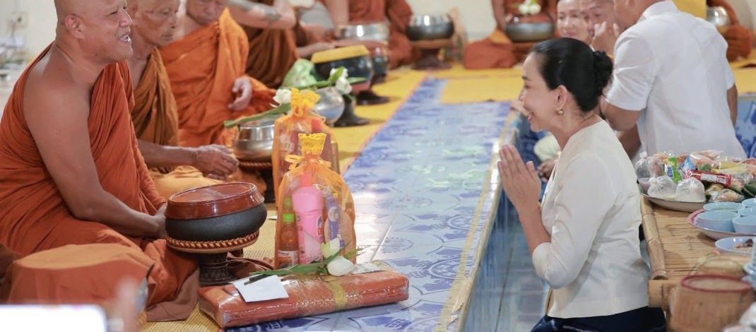 อำนาจเจริญ “รมต.สุขสมรวย” ร่วมทำบุญตักบาตร เนื่องในวันวิสาขบูชา สืบสานพระพุทธศาสนา