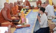 อำนาจเจริญ “รมต.สุขสมรวย” ร่วมทำบุญตักบาตร เนื่องในวันวิสาขบูชา สืบสานพระพุทธศาสนา