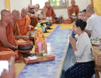 อำนาจเจริญ “รมต.สุขสมรวย” ร่วมทำบุญตักบาตร เนื่องในวันวิสาขบูชา สืบสานพระพุทธศาสนา