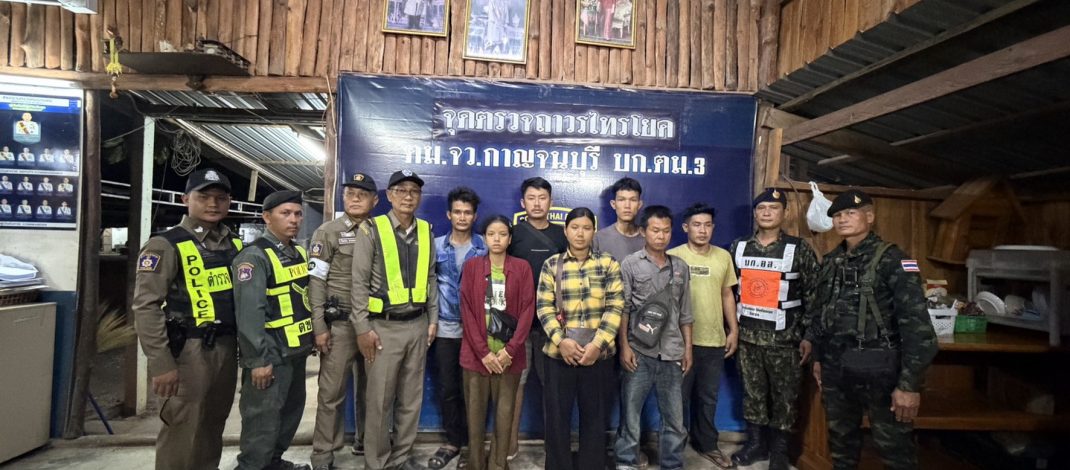 กาญจนบุรี – ตม.กาญจน์ จับต่างด้าวเถื่อนคาด่าน หลังขึ้นรถตู้โดยสารจากสังขละบุรีมุ่งหน้าทำงานในตัวเมือง