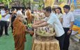 อำนาจเจริญ พ่อเมืองนำพุทธศาสนิก ชน ร่วมกันออกมาทำบุญตักบาตรเนื่องในวันวิสาขบูชา วันสำคัญทางพระพุทธศาสนาและวันสำคัญของโลก