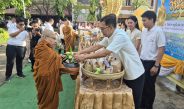 อำนาจเจริญ พ่อเมืองนำพุทธศาสนิก ชน ร่วมกันออกมาทำบุญตักบาตรเนื่องในวันวิสาขบูชา วันสำคัญทางพระพุทธศาสนาและวันสำคัญของโลก