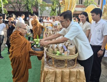 อำนาจเจริญ พ่อเมืองนำพุทธศาสนิก ชน ร่วมกันออกมาทำบุญตักบาตรเนื่องในวันวิสาขบูชา วันสำคัญทางพระพุทธศาสนาและวันสำคัญของโลก