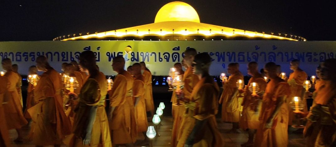 ปทุมธานี พุทธศาสนิกชนกว่า30,000คนร่วมเวียนประทักษิณถวายเป็นพุทธบูชารอบพระมหาธรรมกายเจดีย์วัดพระธรรมกาย