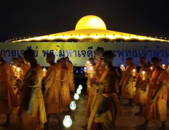 ปทุมธานี พุทธศาสนิกชนกว่า30,000คนร่วมเวียนประทักษิณถวายเป็นพุทธบูชารอบพระมหาธรรมกายเจดีย์วัดพระธรรมกาย