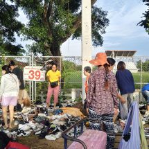 กาฬสินธุ์ สู้สุดใจ!”ป้าลออง” รองเท้ามือสองเจอมรสุมฝนถล่มงานบั้งไฟหมดตัว พลิกวิกฤต “เปิดหมวกแจกฟรี” วอนน้ำใจชาวกาฬสินธุ์หาทุนกลับบ้าน