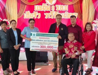 กาญจนบุรี – ครอบครัว “วารีทิพย์ขจร” แจกข้าวสาร 1,000 ถุง มอบเงินให้ซื้ออุปกรณ์ทางการแพทย์โรงพยาบาลพหลพลพยุหเสนา 3 แสน และมอบทุนการศึกษา เนื่องในวันคล้ายวันเกิด “พ่อจิว” ครบ 96 ปี