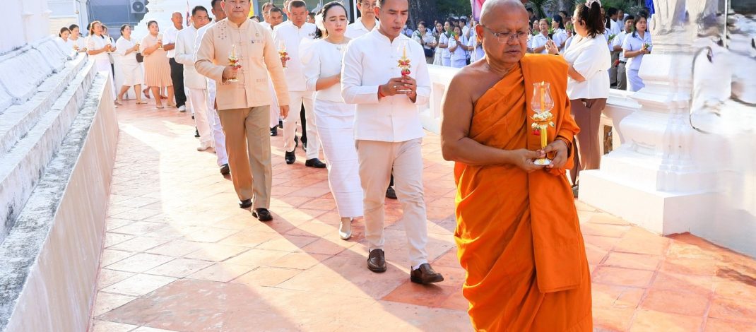 ลพบุรี พุทธศาสนิกชนชาวลพบุรีทำบุญตักบาตรเวียนเทียนในวันวิสาขบูชาพุทธศาสนิกชนชาวลพบุรี ร่วมทำบุญตักบาตร และเวียนเทียน เนื่องใน “วันวิสาขบูชา”ถวายเป็นพุทธบูชารำลึกถึงพระคุณอันประเสริฐขององค์สมเด็จพระสัมมาสัมพุทธเจ้า