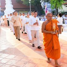 ลพบุรี พุทธศาสนิกชนชาวลพบุรีทำบุญตักบาตรเวียนเทียนในวันวิสาขบูชาพุทธศาสนิกชนชาวลพบุรี ร่วมทำบุญตักบาตร และเวียนเทียน เนื่องใน “วันวิสาขบูชา”ถวายเป็นพุทธบูชารำลึกถึงพระคุณอันประเสริฐขององค์สมเด็จพระสัมมาสัมพุทธเจ้า