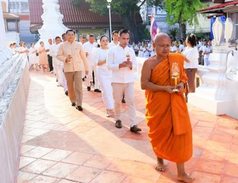 ลพบุรี พุทธศาสนิกชนชาวลพบุรีทำบุญตักบาตรเวียนเทียนในวันวิสาขบูชาพุทธศาสนิกชนชาวลพบุรี ร่วมทำบุญตักบาตร และเวียนเทียน เนื่องใน “วันวิสาขบูชา”ถวายเป็นพุทธบูชารำลึกถึงพระคุณอันประเสริฐขององค์สมเด็จพระสัมมาสัมพุทธเจ้า
