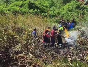 เฮลิคอปเตอร์ส่วนตัวเครื่องยนต์ขัดข้องร่วงตกกลางป่าหญ้า ไฟลุกท่วมเครื่อง เจ้าของโรงงานพร้อมกัปตันหนีตายหวุดหวิด บาดเจ็บเพียงเล็กน้อย