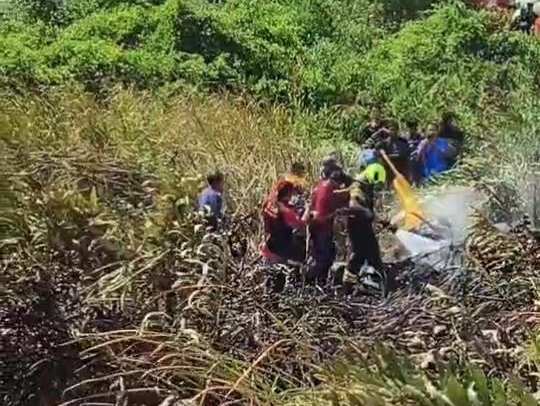 เฮลิคอปเตอร์ส่วนตัวเครื่องยนต์ขัดข้องร่วงตกกลางป่าหญ้า ไฟลุกท่วมเครื่อง เจ้าของโรงงานพร้อมกัปตันหนีตายหวุดหวิด บาดเจ็บเพียงเล็กน้อย