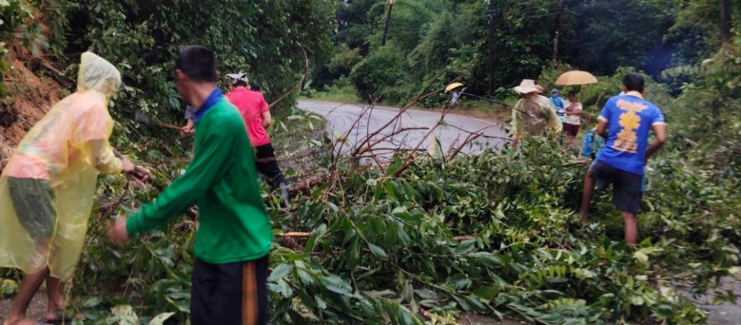 ฝนตกหนักต่อเนื่อง ทำดินสไลด์ต้นไม้โค่นขวางถนนที่บ้านบางม่า ชาวบ้าน-ฝ่ายปกครองเร่งเคลียร์เส้นทาง