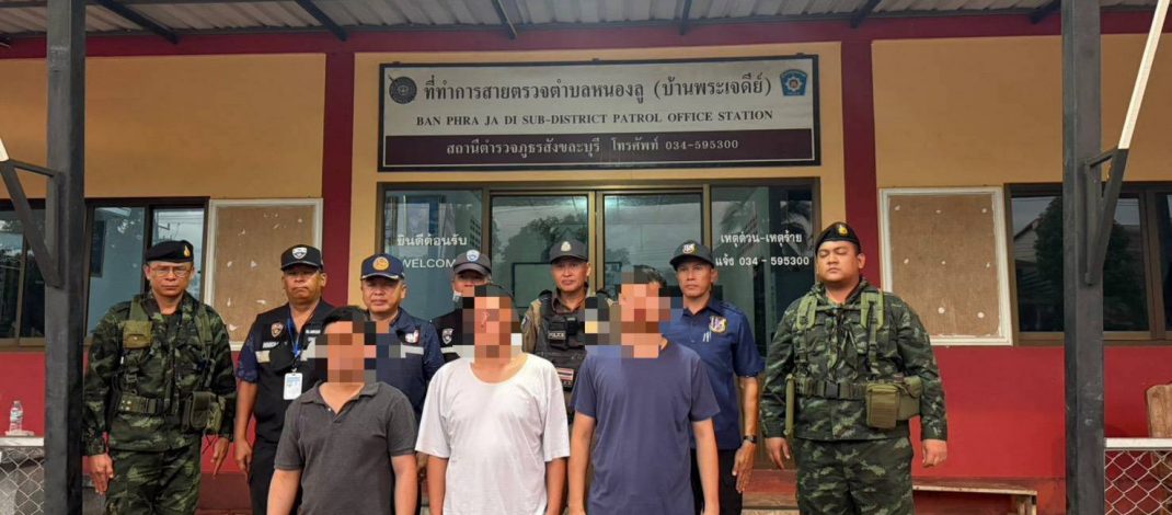 กาญจนบุรี – หนีหลบฝนเลยโดนรวบ!! ตร.สังขละบุรี จับ 3 จีนเทา หลังเจ้าของรีสอร์ท พบหนีเข้ามาหลบฝน