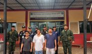 กาญจนบุรี – หนีหลบฝนเลยโดนรวบ!! ตร.สังขละบุรี จับ 3 จีนเทา หลังเจ้าของรีสอร์ท พบหนีเข้ามาหลบฝน