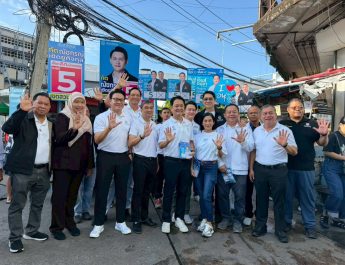 ‘อนุชา’ ควง ‘อภิสิทธิ์’ หาเสียงเขตสวนหลวง ขอเบอร์ 5 ทั้งสองใบ ชู ตลาดสะอาด-จัดการคนจรจัด พร้อมแก้ปัญหาน้ำท่วมแบบตรวจสอบได้ ย้ำ จัดการปัญหาขยะทั้งระบบ ลั่น จะทำให้คนรักประชาธิปัตย์กลับมา