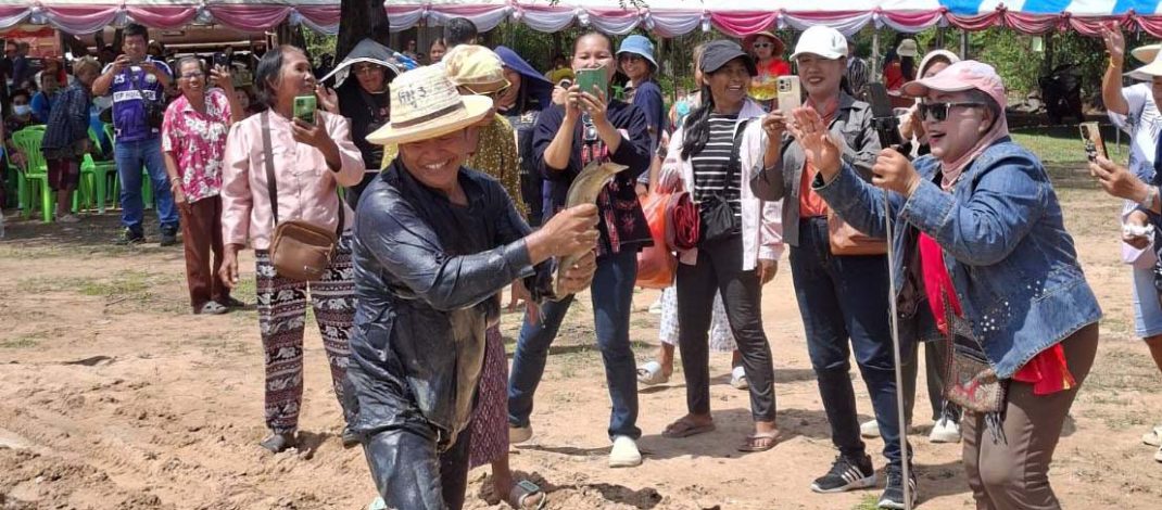 กาฬสินธุ์ ทต.คำใหญ่จัดแข่งขันจับ “ปลาค่อใหญ่” เล่นทะเลโคลน สร้างสีสันงานบุญบั้งไฟแสนคลายร้อน