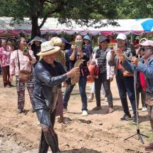 กาฬสินธุ์ ทต.คำใหญ่จัดแข่งขันจับ “ปลาค่อใหญ่” เล่นทะเลโคลน สร้างสีสันงานบุญบั้งไฟแสนคลายร้อน