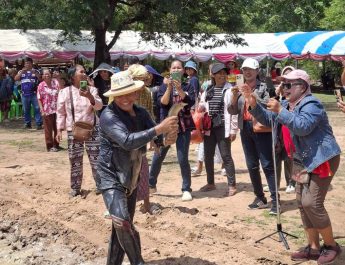 กาฬสินธุ์ ทต.คำใหญ่จัดแข่งขันจับ “ปลาค่อใหญ่” เล่นทะเลโคลน สร้างสีสันงานบุญบั้งไฟแสนคลายร้อน