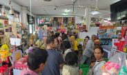 ชาวนราธิวาสแห่ต่อคิวใช้สิทธิ์ ‘ไทยช่วยไทยพลัส’ ตั้งแต่ไก่โห่ ประชาชนเผยได้วงเงินเพิ่มเป็น 1,000 บาท ช่วยต่อลมหายใจค่าครองชีพยุคนี้ได้ทันเวลา พร้อมวอนรัฐบาล ‘ขอสิทธิ์ยาว ๆ แบบไม่ต้องลงทะเบียนใหม่’ เพื่อความเท่าเทียม”