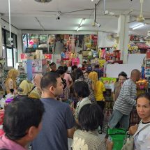 ชาวนราธิวาสแห่ต่อคิวใช้สิทธิ์ ‘ไทยช่วยไทยพลัส’ ตั้งแต่ไก่โห่ ประชาชนเผยได้วงเงินเพิ่มเป็น 1,000 บาท ช่วยต่อลมหายใจค่าครองชีพยุคนี้ได้ทันเวลา พร้อมวอนรัฐบาล ‘ขอสิทธิ์ยาว ๆ แบบไม่ต้องลงทะเบียนใหม่’ เพื่อความเท่าเทียม”