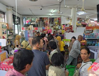 ชาวนราธิวาสแห่ต่อคิวใช้สิทธิ์ ‘ไทยช่วยไทยพลัส’ ตั้งแต่ไก่โห่ ประชาชนเผยได้วงเงินเพิ่มเป็น 1,000 บาท ช่วยต่อลมหายใจค่าครองชีพยุคนี้ได้ทันเวลา พร้อมวอนรัฐบาล ‘ขอสิทธิ์ยาว ๆ แบบไม่ต้องลงทะเบียนใหม่’ เพื่อความเท่าเทียม”