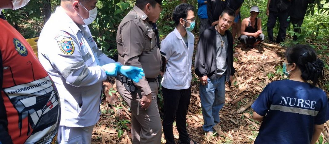 กาญจนบุรี – พบศพน้ององุ่นแล้ว ถูกทิ้งไว้ใต้กอไผ่กลางสวนยางพารา ฝั่งตรงข้ามกับศาลเจ้าพ่อเขาใหญ่ ลึกจากถนนเข้าไปประมาณ 200 เมตร