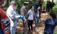 กาญจนบุรี – พบศพน้ององุ่นแล้ว ถูกทิ้งไว้ใต้กอไผ่กลางสวนยางพารา ฝั่งตรงข้ามกับศาลเจ้าพ่อเขาใหญ่ ลึกจากถนนเข้าไปประมาณ 200 เมตร
