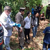 กาญจนบุรี – พบศพน้ององุ่นแล้ว ถูกทิ้งไว้ใต้กอไผ่กลางสวนยางพารา ฝั่งตรงข้ามกับศาลเจ้าพ่อเขาใหญ่ ลึกจากถนนเข้าไปประมาณ 200 เมตร