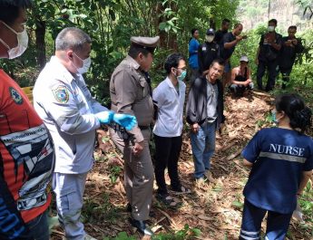 กาญจนบุรี – พบศพน้ององุ่นแล้ว ถูกทิ้งไว้ใต้กอไผ่กลางสวนยางพารา ฝั่งตรงข้ามกับศาลเจ้าพ่อเขาใหญ่ ลึกจากถนนเข้าไปประมาณ 200 เมตร