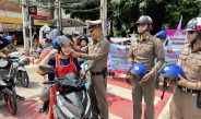 “ ไม่จับ แต่แจก ” ตำรวจสภ.เมืองกาฬสินธุ์รณรงค์โครงการถนนปลอดภัย สวมหมวกนิรภัย 100%