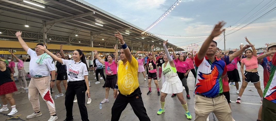 ปทุมธานี ชาวคลองหลวงร่วมกิจกรรมส่งเสริมสุขภาพ “เต้นแอโรบิก” สนุกสุดเหวี่ยงกันถ้วนหน้า ด้านเจ้าของตลาดแจกคูปองเพิ่ม 20 บาท ใช้คู่กับโครงการไทยช่วยไทย 60/40