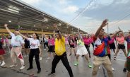 ปทุมธานี ชาวคลองหลวงร่วมกิจกรรมส่งเสริมสุขภาพ “เต้นแอโรบิก” สนุกสุดเหวี่ยงกันถ้วนหน้า ด้านเจ้าของตลาดแจกคูปองเพิ่ม 20 บาท ใช้คู่กับโครงการไทยช่วยไทย 60/40