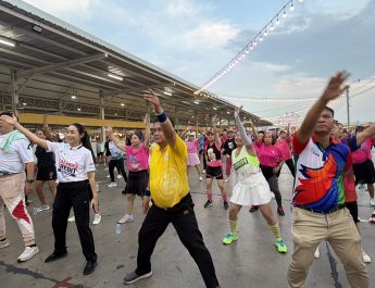 ปทุมธานี ชาวคลองหลวงร่วมกิจกรรมส่งเสริมสุขภาพ “เต้นแอโรบิก” สนุกสุดเหวี่ยงกันถ้วนหน้า ด้านเจ้าของตลาดแจกคูปองเพิ่ม 20 บาท ใช้คู่กับโครงการไทยช่วยไทย 60/40