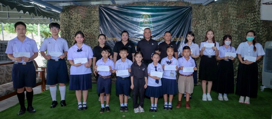 กาญจนบุรี – ผบ.ร.29 จัดกิจกรรมพบปะเยี่ยมเยียน และมอบทุนการศึกษาพิเศษเพิ่มเติม ให้กับบุตรหลานกำลังพลที่มีผลการศึกษาดีเด่น และสามารถสอบเข้ามหาวิทยาลัยที่มีชื่อเสียงของรัฐ