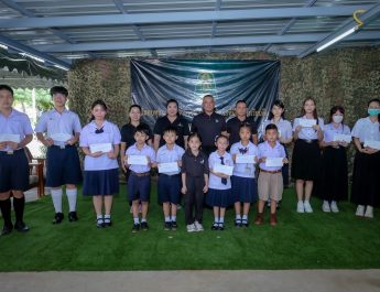 กาญจนบุรี – ผบ.ร.29 จัดกิจกรรมพบปะเยี่ยมเยียน และมอบทุนการศึกษาพิเศษเพิ่มเติม ให้กับบุตรหลานกำลังพลที่มีผลการศึกษาดีเด่น และสามารถสอบเข้ามหาวิทยาลัยที่มีชื่อเสียงของรัฐ