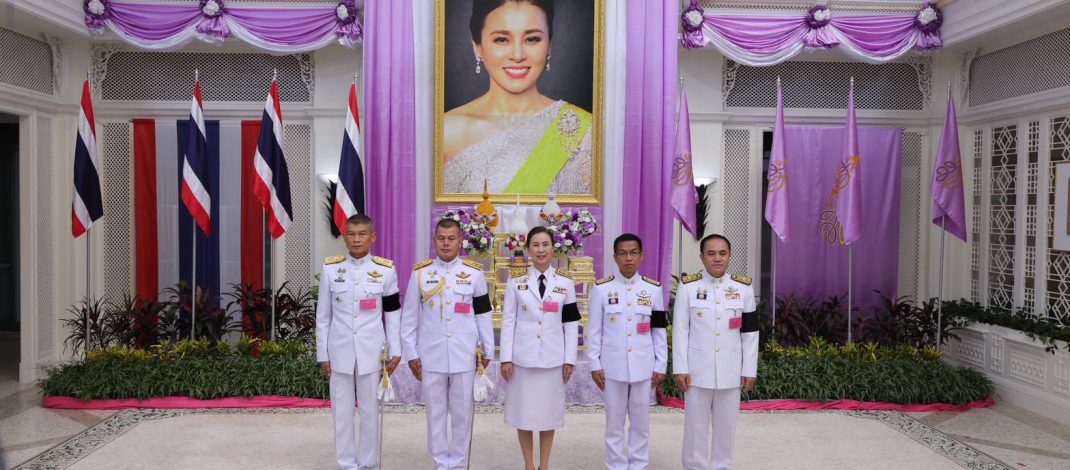 สกลนคร ลงนามถวายพระพรสมเด็จพระราชินีที่พระตำหนักภูพานราชนิเวศน์