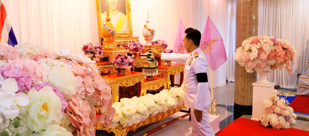 ลพบุรี ผู้ว่าฯ นำข้าราชการและพสกนิกร ประกอบพิธี เจริญพระพุทธมนต์ ทำบุญตักบาตร ถวายเป็นพระราชกุศล เนื่องในพระราชพิธี เฉลิมพระชนม์พรรษา 4 รอบสมเด็จพระนางเจ้าฯ พระบรมราชินี