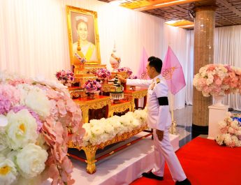 ลพบุรี ผู้ว่าฯ นำข้าราชการและพสกนิกร ประกอบพิธี เจริญพระพุทธมนต์ ทำบุญตักบาตร ถวายเป็นพระราชกุศล เนื่องในพระราชพิธี เฉลิมพระชนม์พรรษา 4 รอบสมเด็จพระนางเจ้าฯ พระบรมราชินี