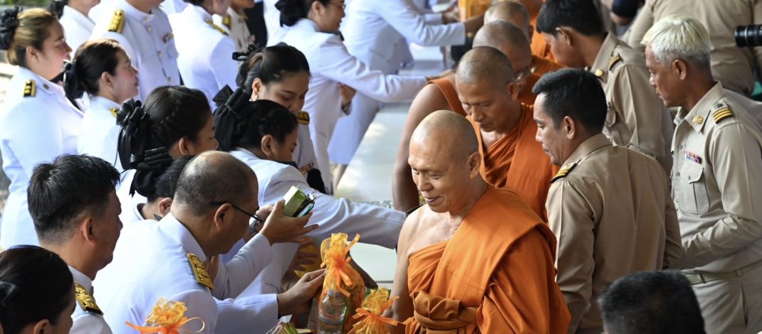 คณะสงฆ์และพสกนิกรอำเภอคลองหลวง ร่วมพิธีเจริญพระพุทธมนต์ เจริญสมาธิภาวนา และทำบุญตักบาตรถวายพระราชกุศล “สมเด็จพระนางเจ้าฯ พระบรมราชินี” เนื่องในโอกาสพระราชพิธีมหามงคลเฉลิมพระชนมพรรษา 4 รอบ 3 มิถุนายน 2569